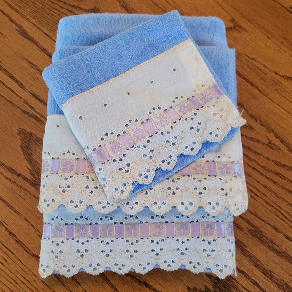 Cottagecore Bath Towel Set ~ Vtg 1980s? ~ Blue & Lacey Trim  GUC FINAL PRICE